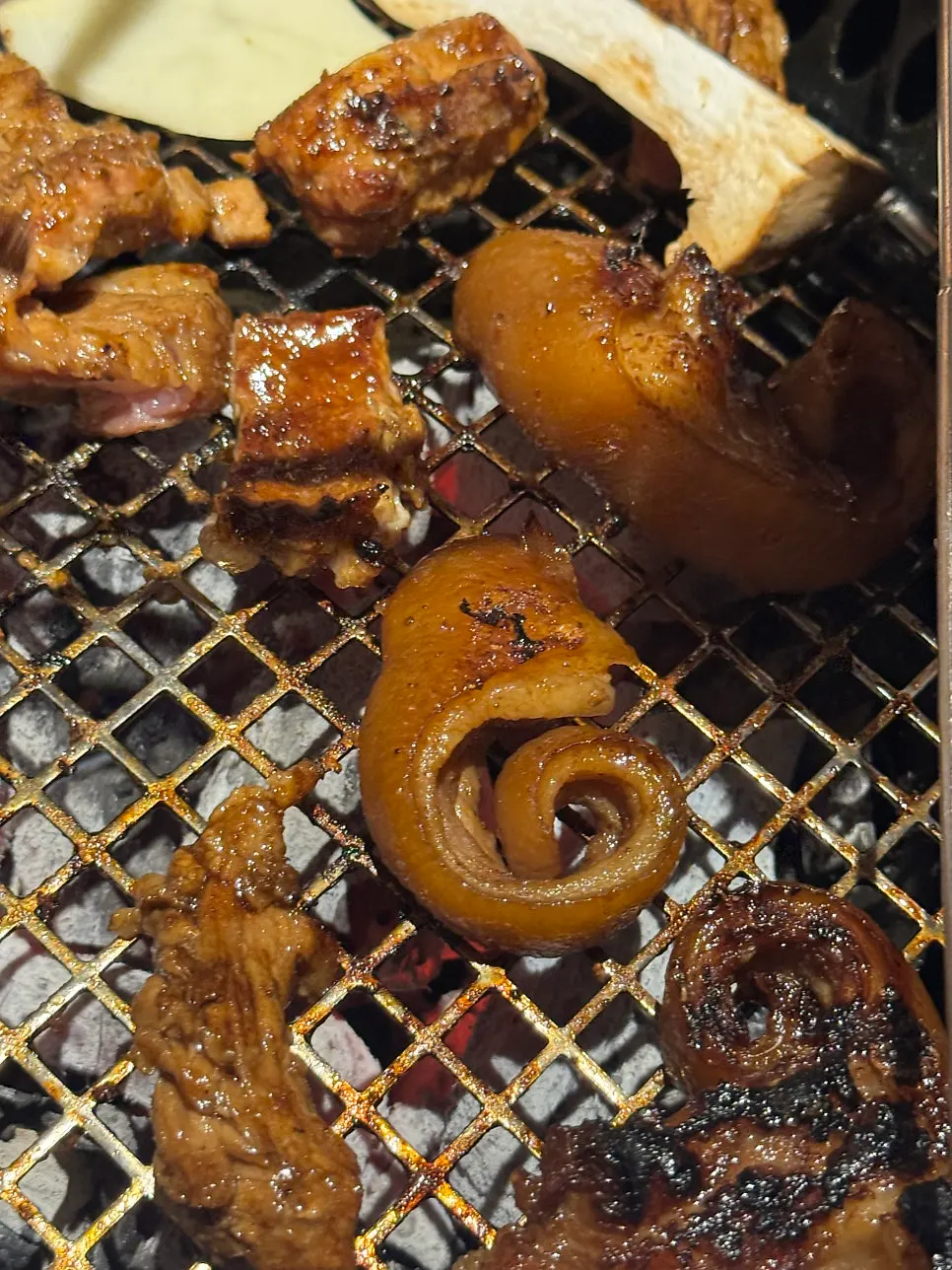 먹기 좋게 구워진 돼지꼬리구이