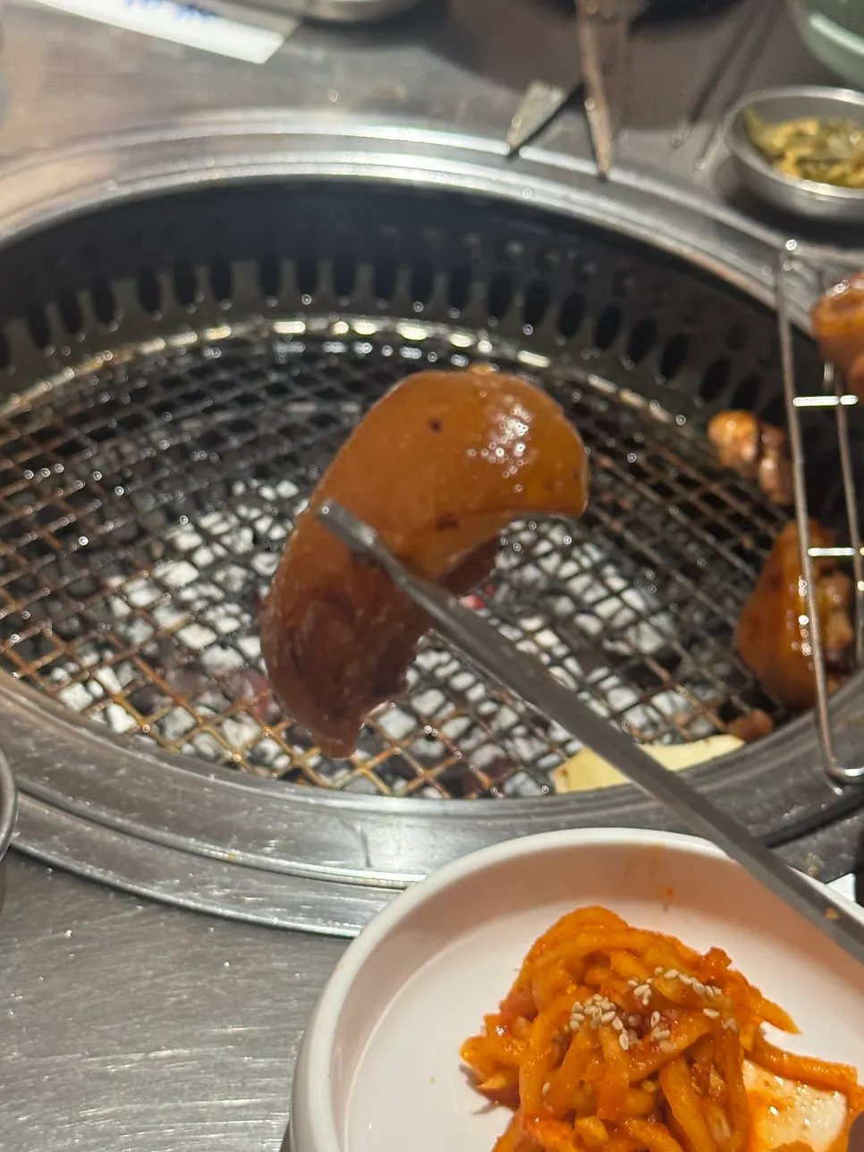 넉넉하게 구운 꼬리구이와 쌈 채소