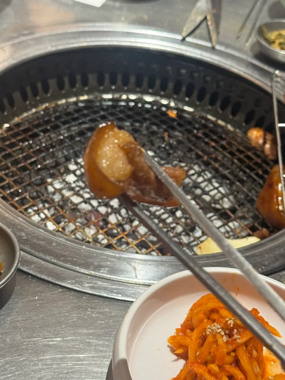 꼬리구이를 집어 든 젓가락