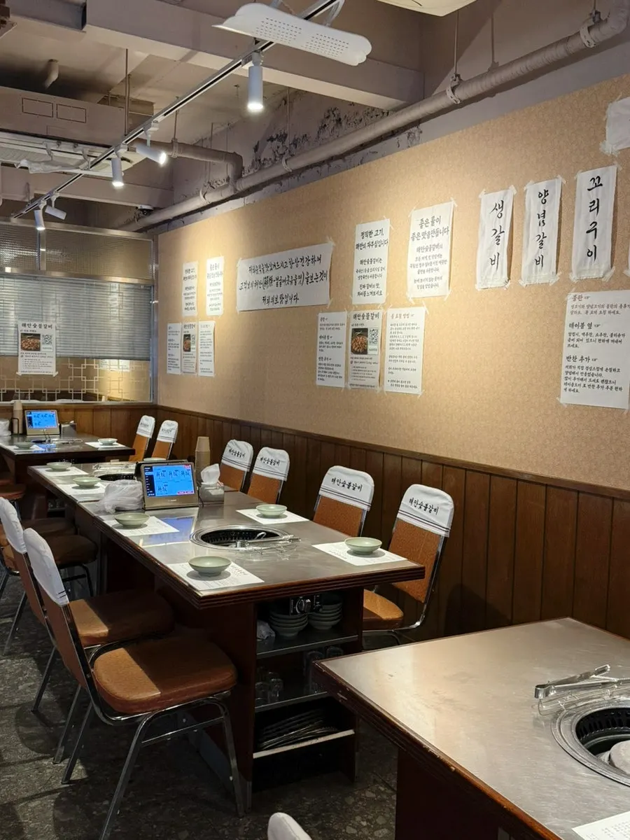 레트로 감성 살린 해안숯불갈비 홀 전경