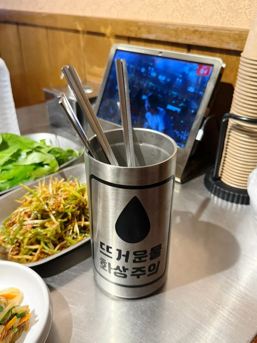 테이블 옆에 정돈된 앞접시와 물컵, 물티슈
