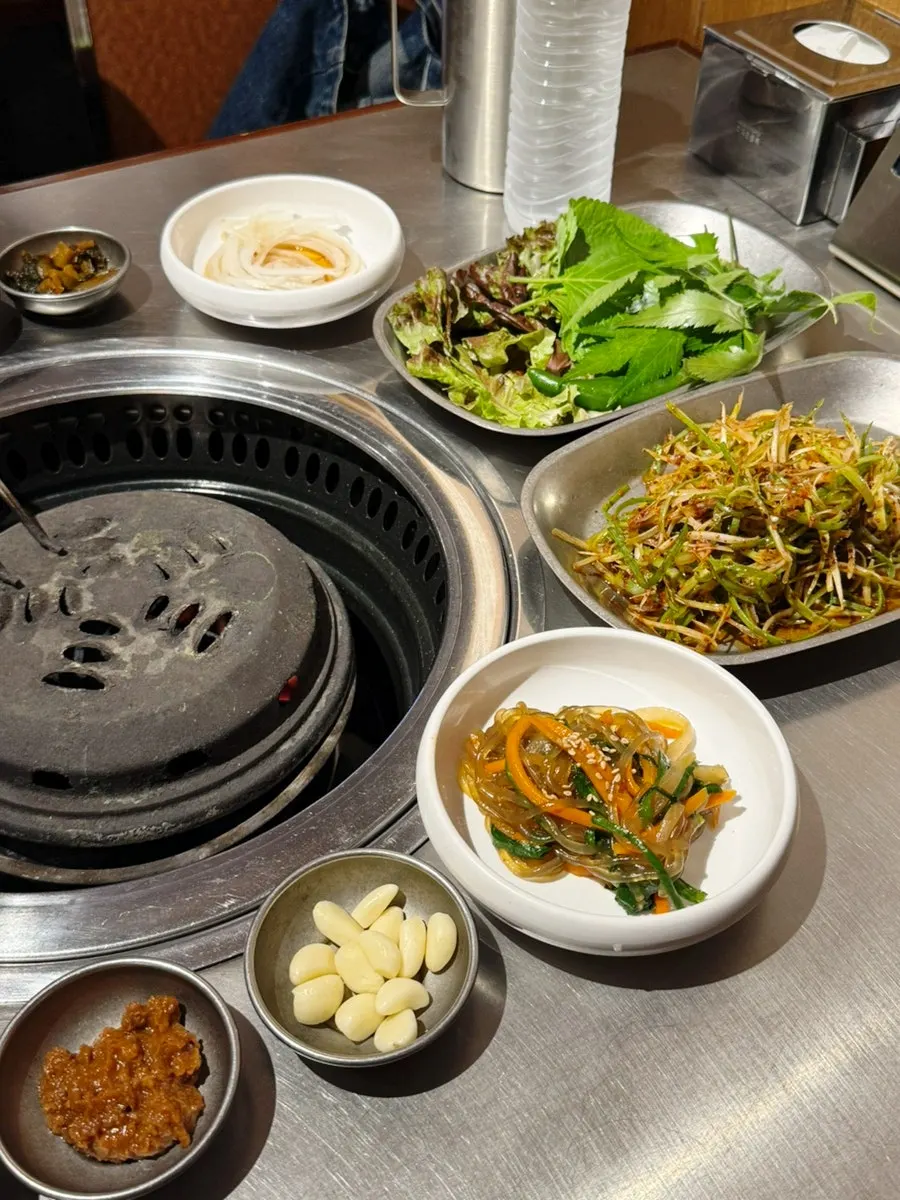 잡채와 파절이가 포함된 기본 찬 구성