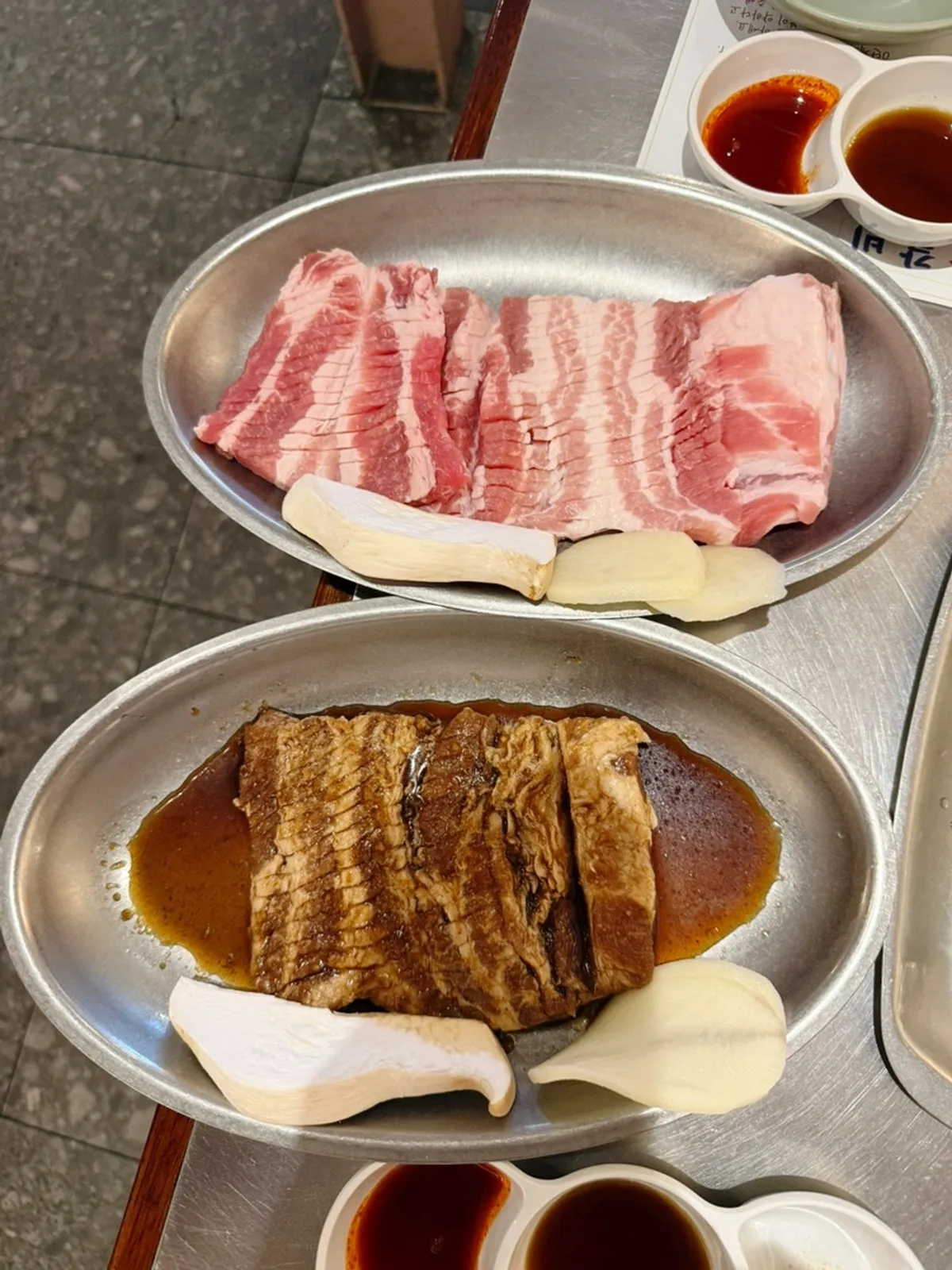 생갈비 2인분과 양념갈비 1인분 고기 상차림