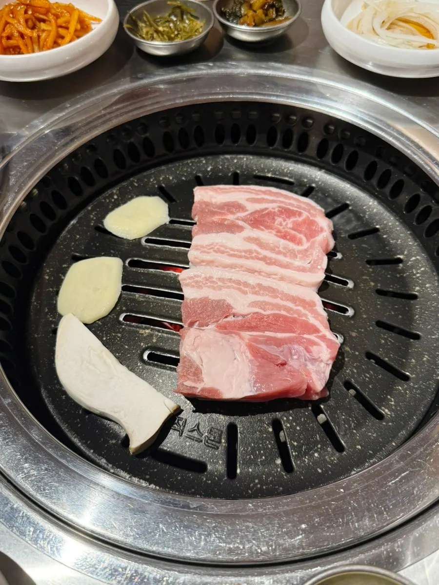 고기와 함께 제공되는 감자와 버섯