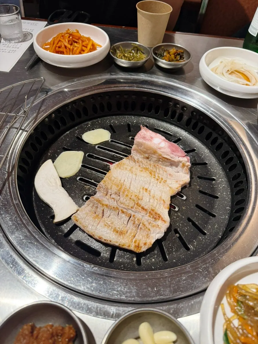 숯불 불판에 올린 생갈비