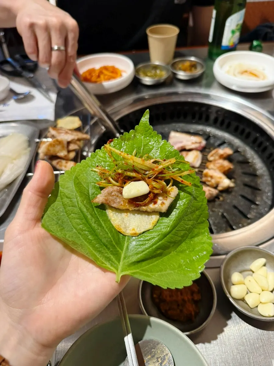노릇하게 구워 소금에 찍어 먹는 생갈비