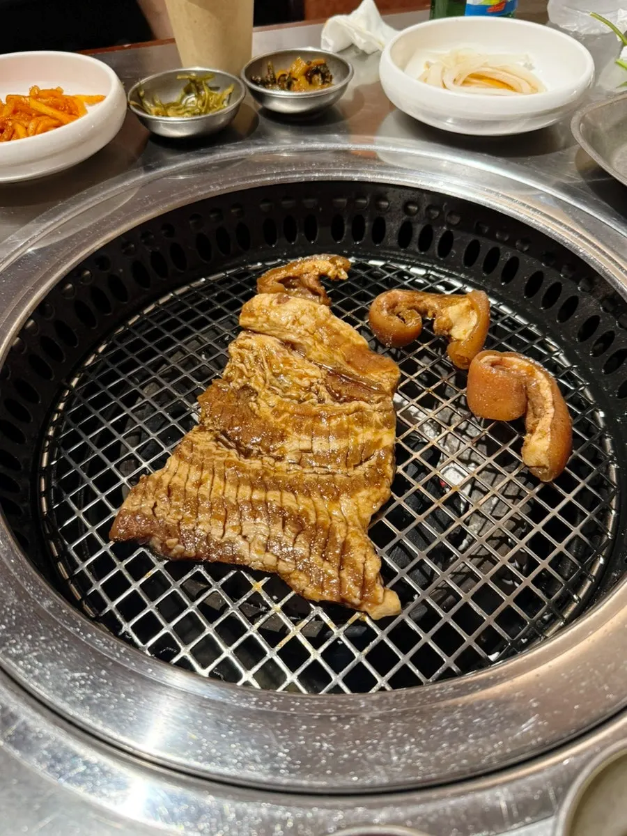 야채에 고기와 파절이 얹은 쌈