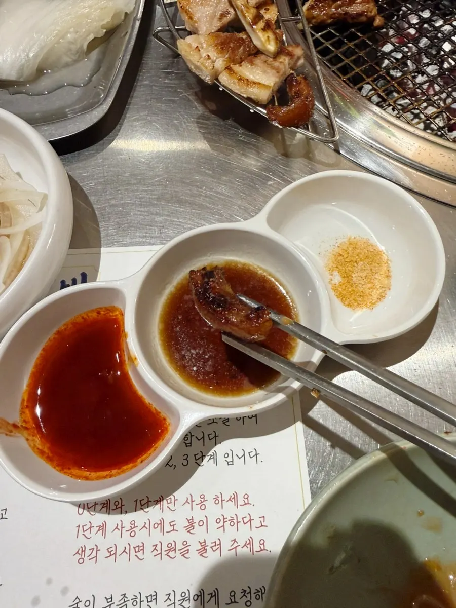 불판 위에서 익어가는 양념갈비