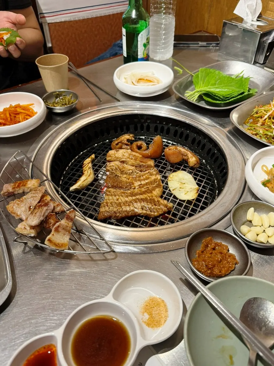 양념갈비와 함께 구운 서비스 꼬리 구이
