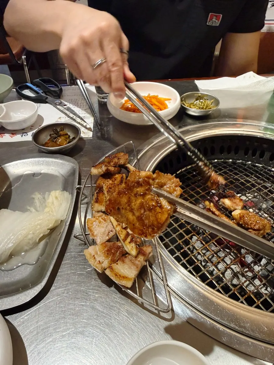 양념갈비와 밀면 육수를 함께 즐기는 한 상