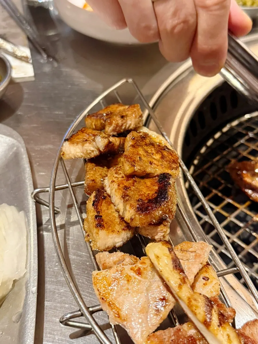 매운 소스에 찍어 먹는 돼지갈비
