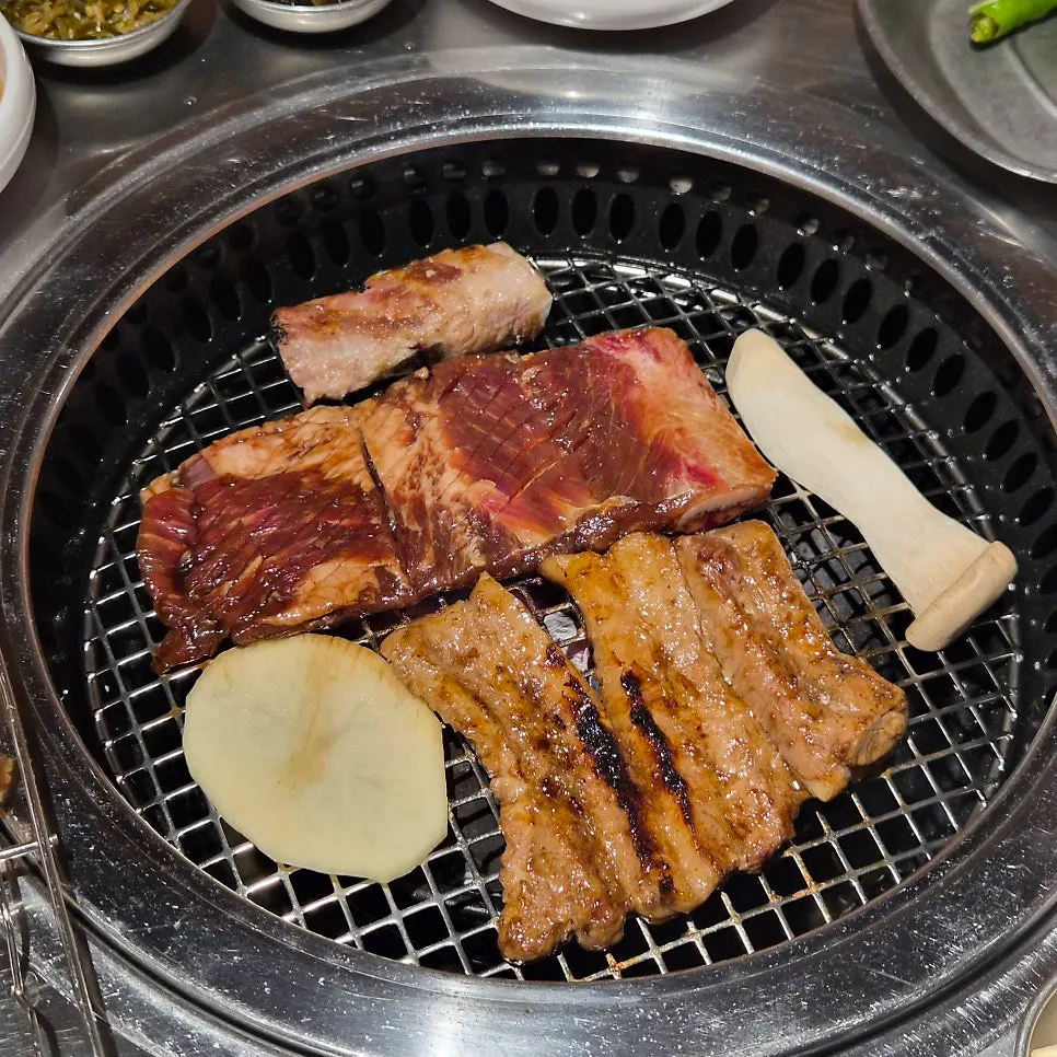 Grade-1 seasoned pork ribs placed on a fresh grill plate