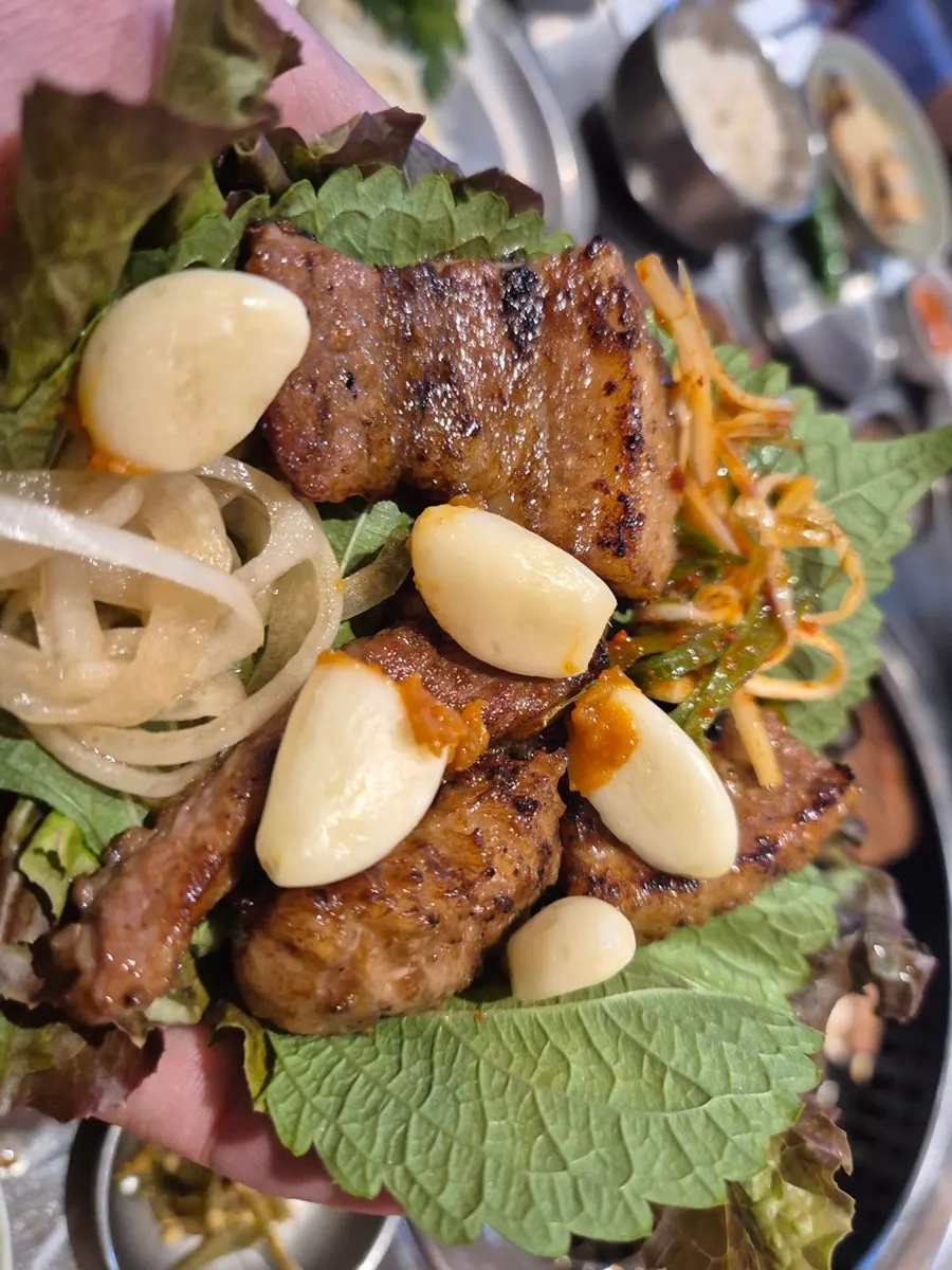 Charcoal-grilled ribs wrapped in lettuce