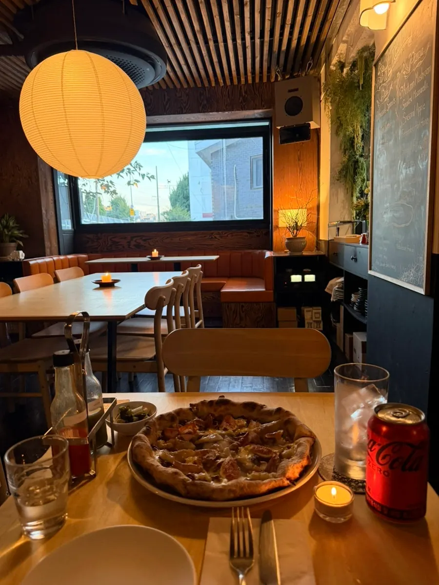 The fig and prosciutto pizza arrives