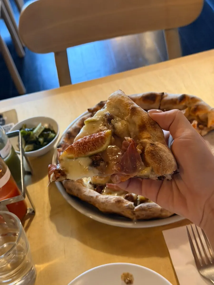Sweet-and-salty fig and prosciutto pizza toppings