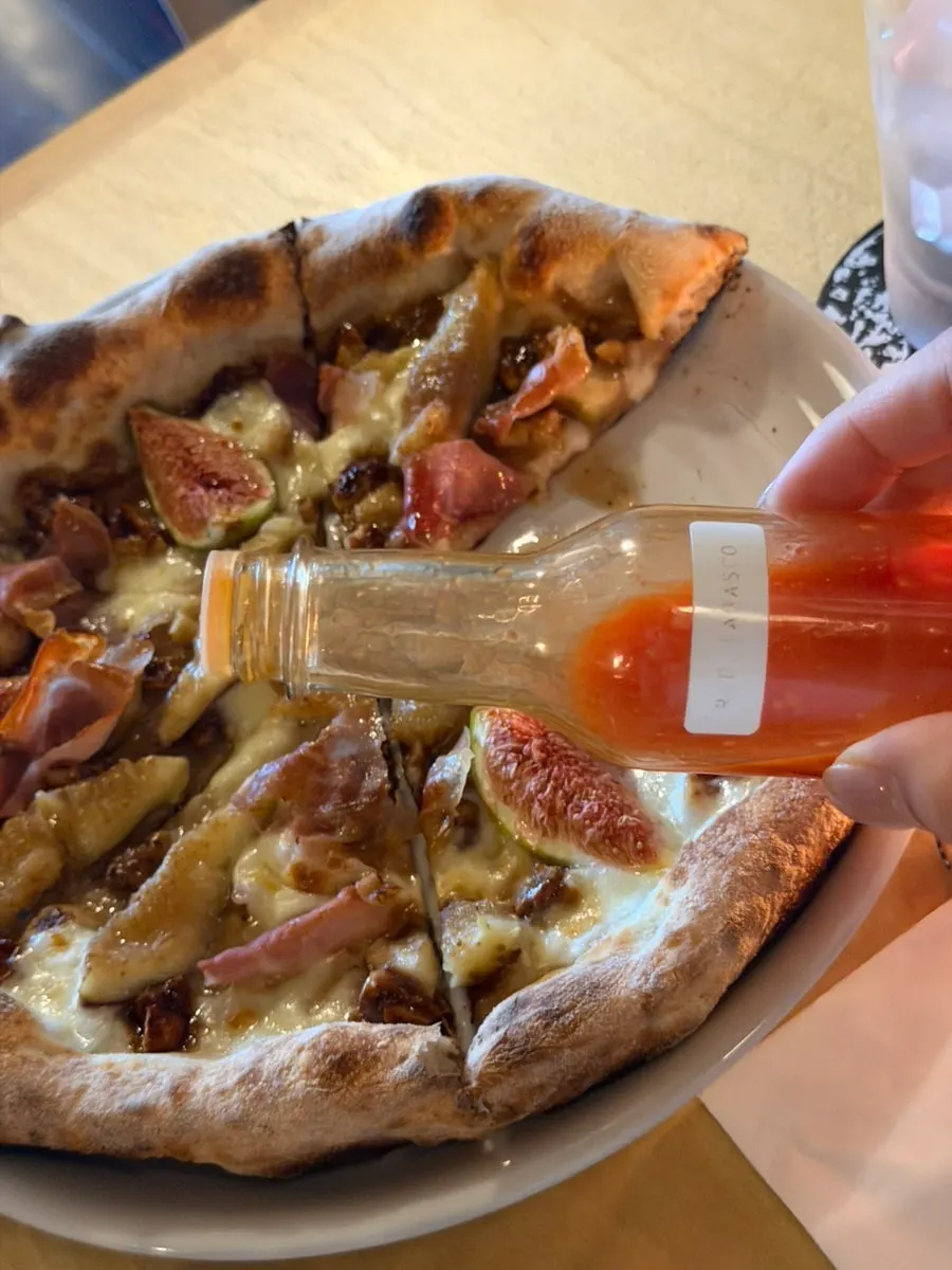 Fig pizza with a thin, crisp crust