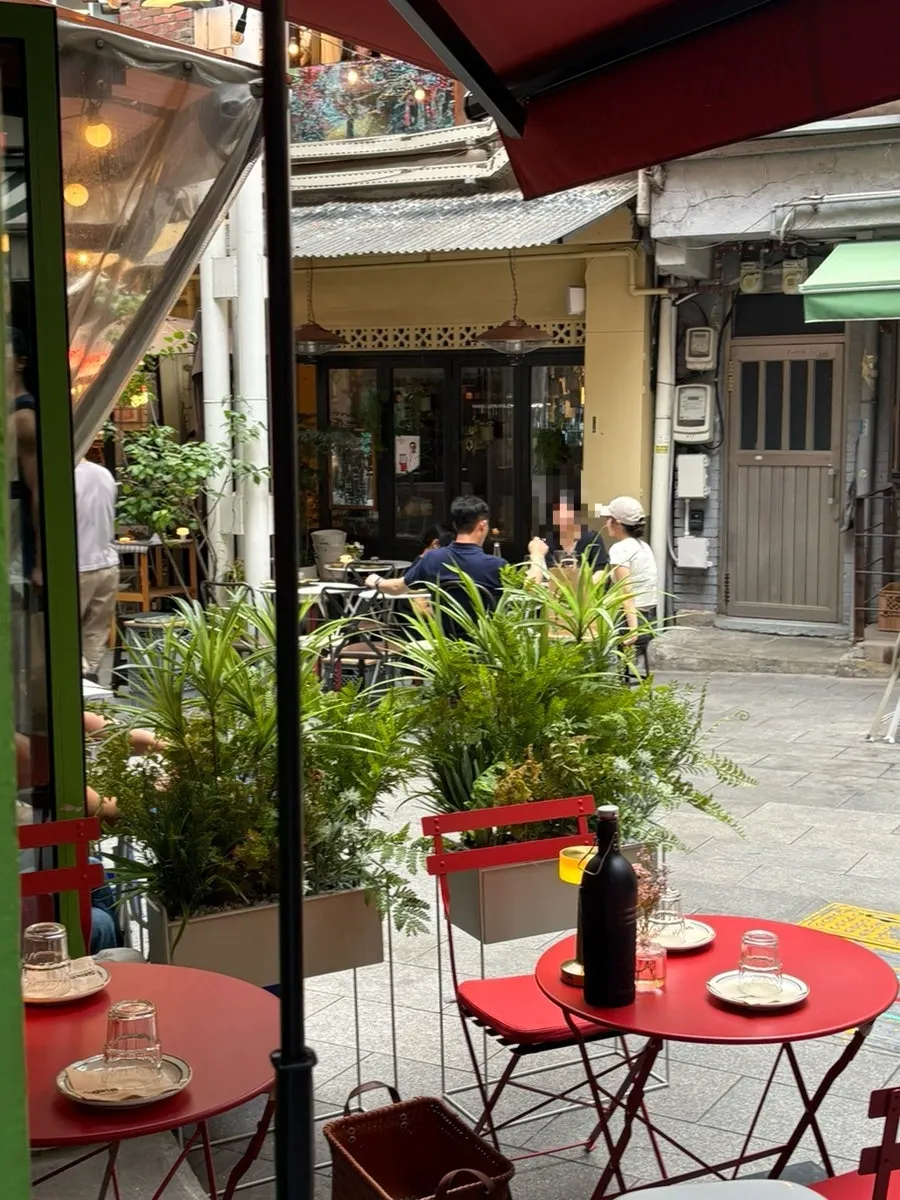 Sugar Hill entrance in Haebangchon’s Sinheung Market