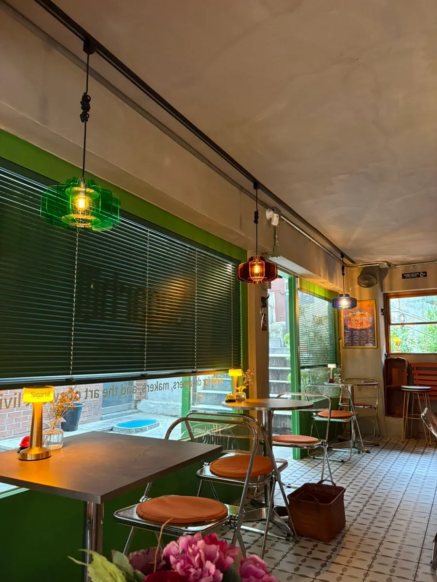 Atmosphere inside Sugar Hill