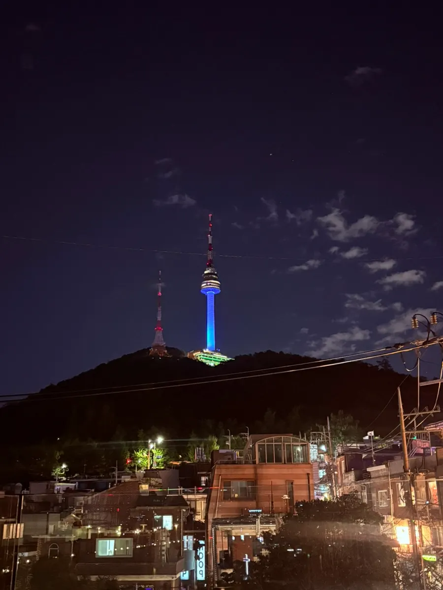 은은한 조명이 켜진 코브 바 루프탑 전경