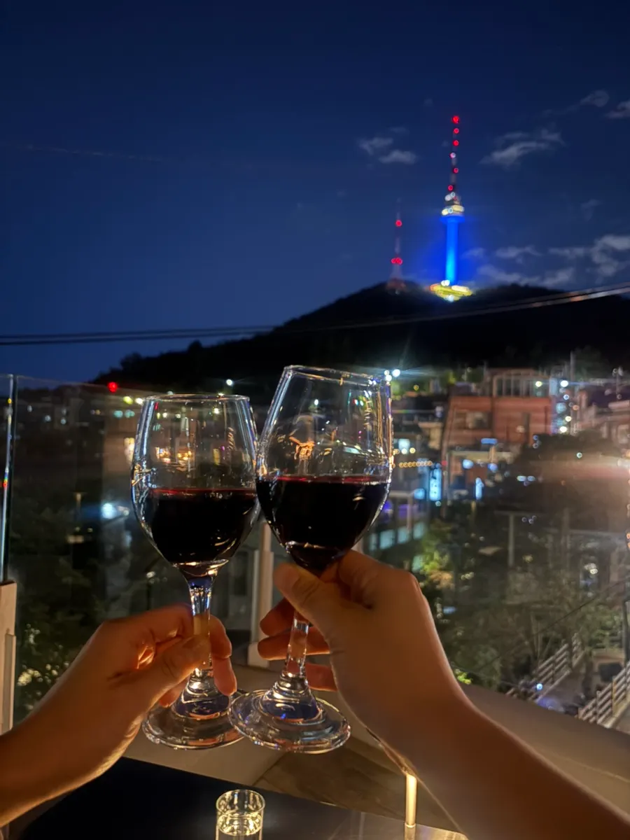루프탑 테이블에 놓인 레드와인 잔