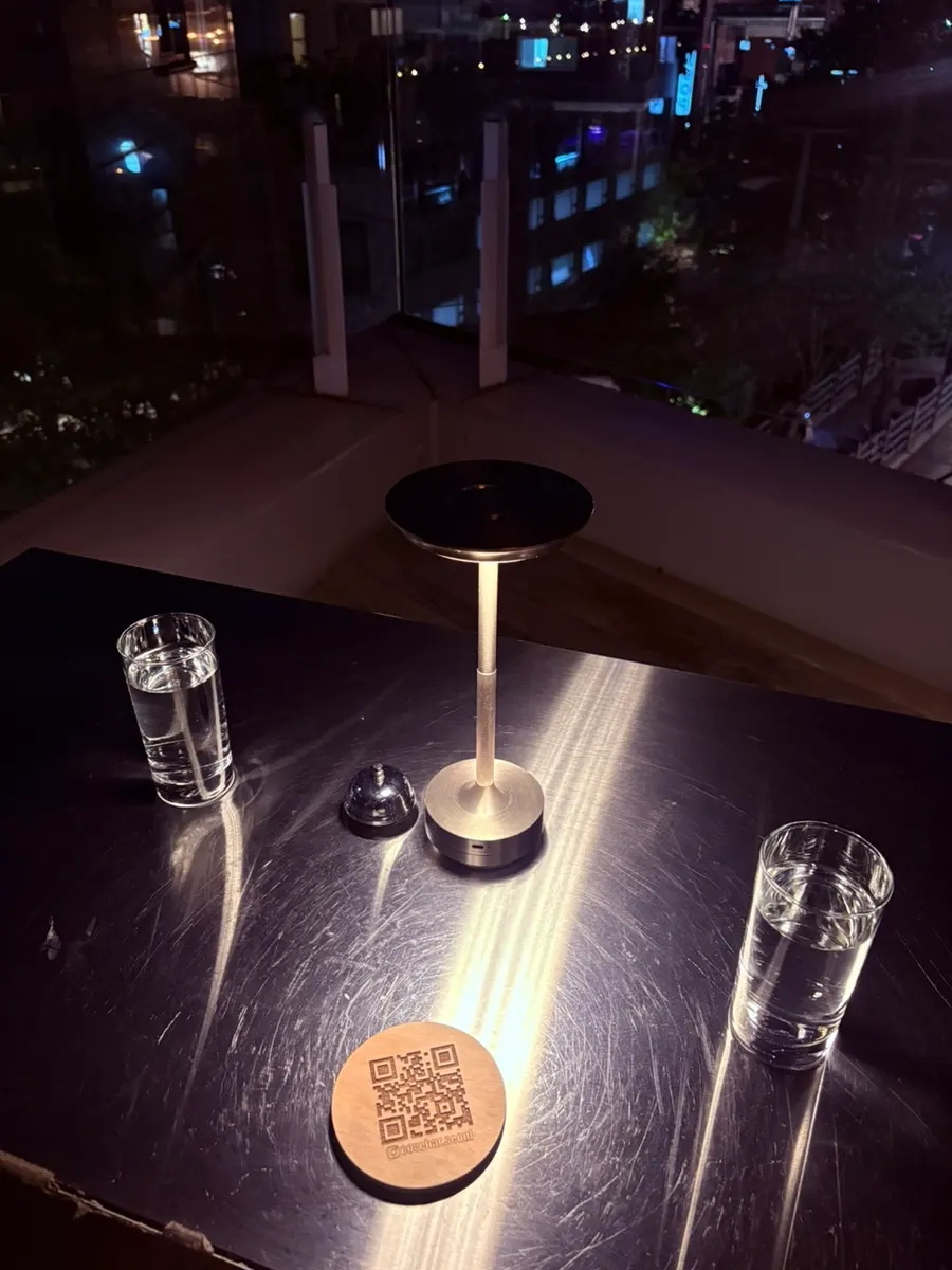 남산타워 배경의 레드와인 잔 클로즈업