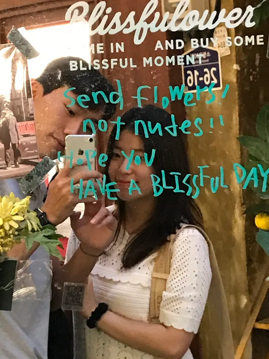 신흥시장 골목의 가게와 야외 테이블