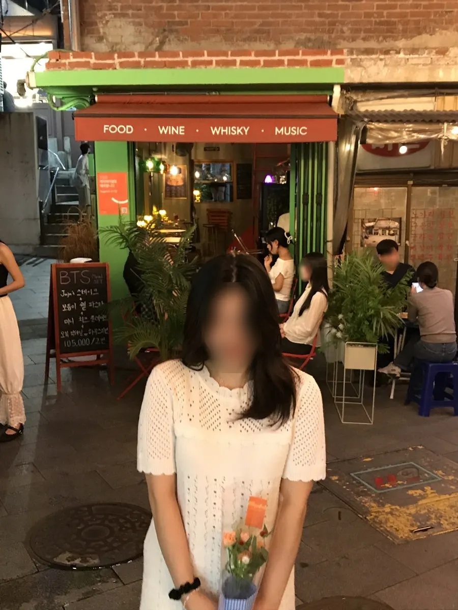 연두색 외관과 주홍빛 차양의 슈가힐 입구