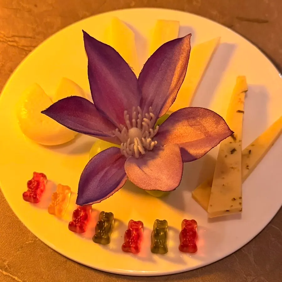 보라색 꽃이 함께 올려진 치즈 플레이트