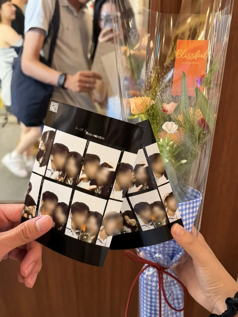 조명이 켜진 슈가힐 초록색 외관