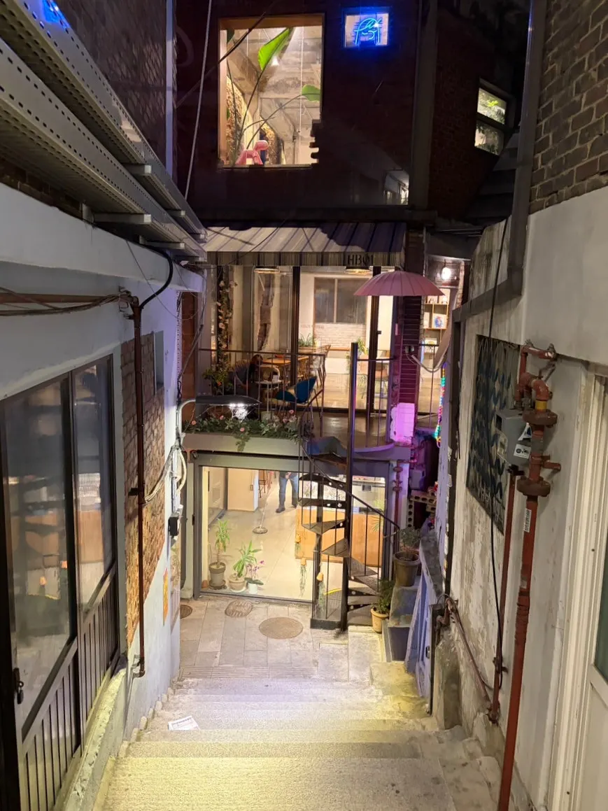 슈가힐 간판이 보이는 세로 컷