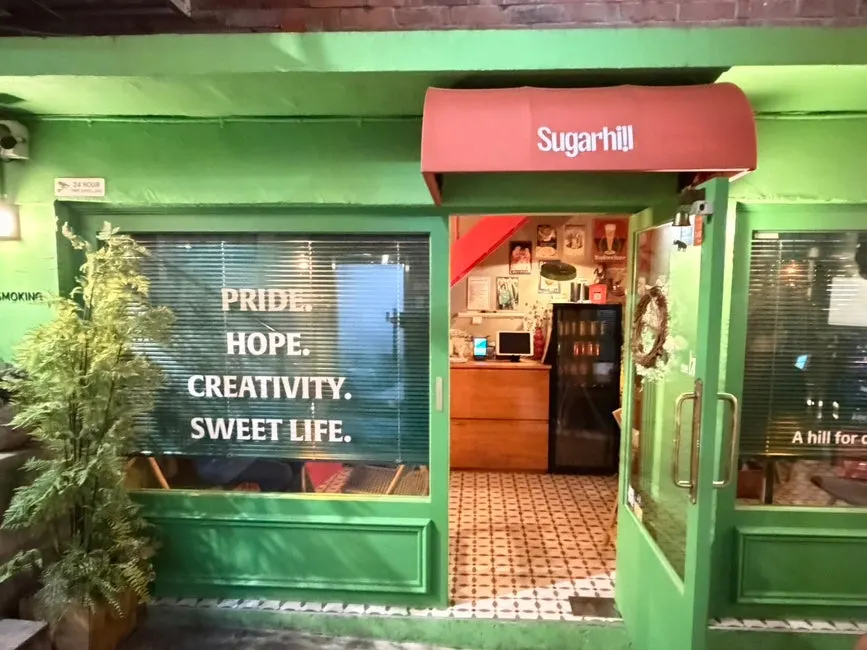 소품과 조명으로 꾸며진 슈가힐 실내