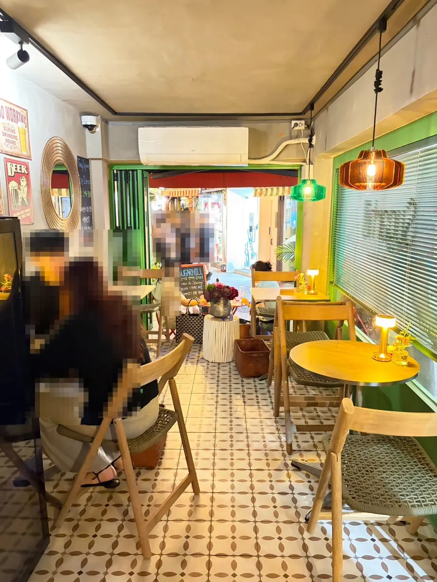 은은한 조명이 켜진 슈가힐 좌석