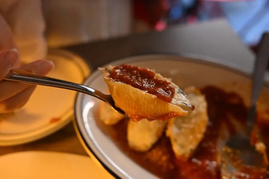 Cheese-filled shell pasta with tomato sauce