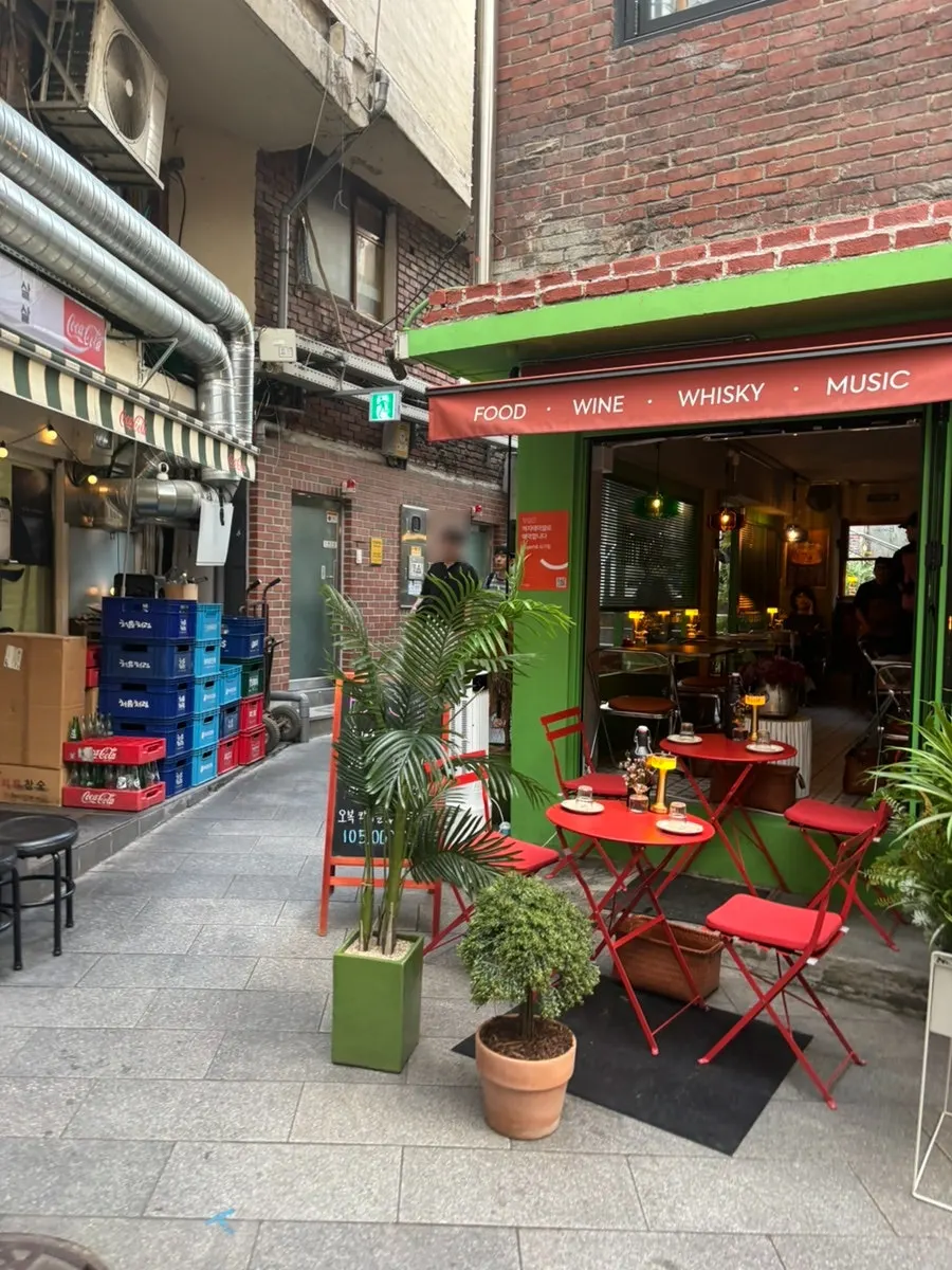 Sugar Hill's exterior inside the Sinheung Market alley