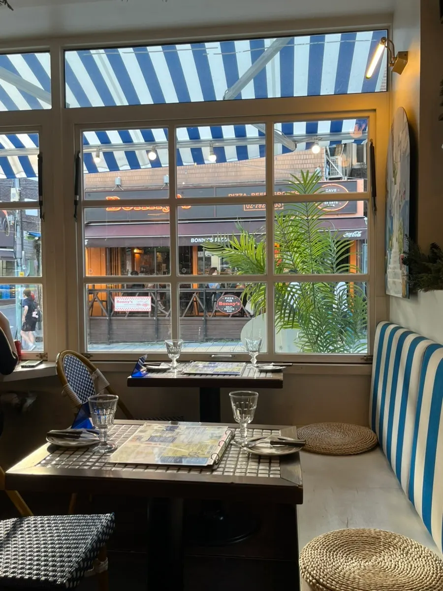 Villa de Blue Haebangchonの青とウッドトーンのインテリア