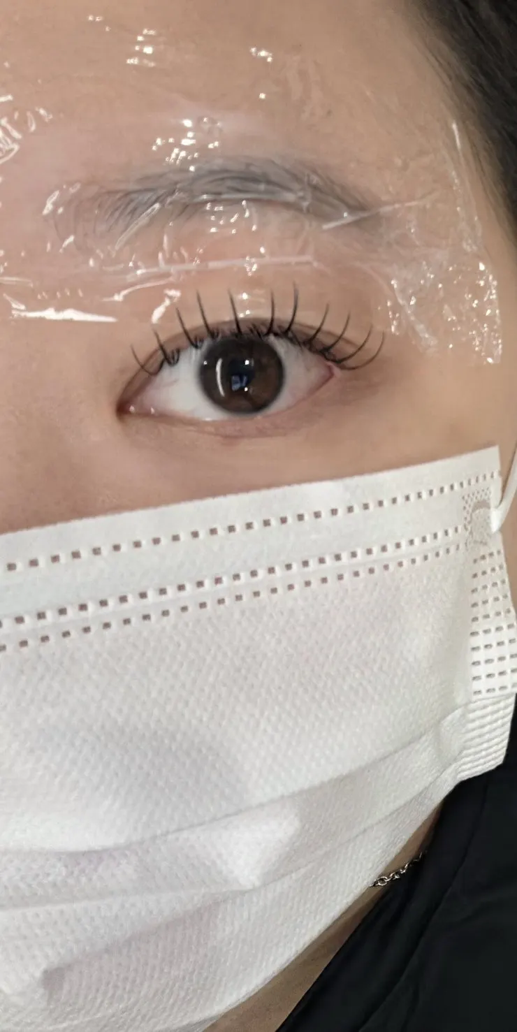 Comparison photo of the eyes after mascara-style extensions