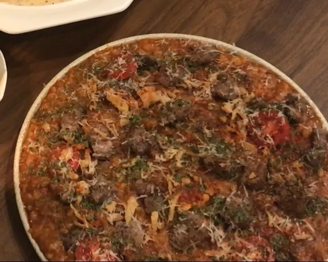 비프 토핑이 올라간 비프 토마토 리조또