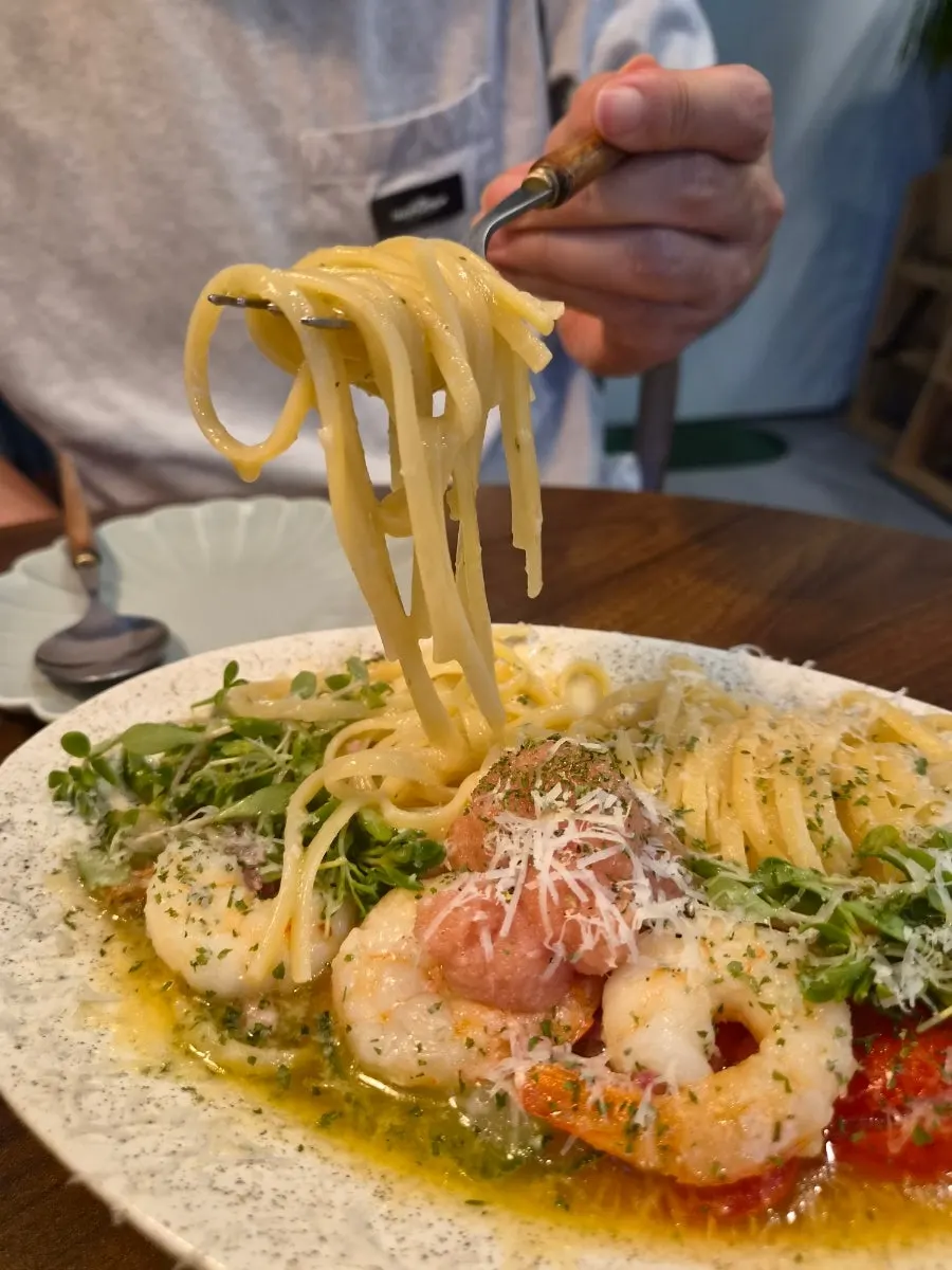 명란이 올려진 오일 파스타 클로즈업