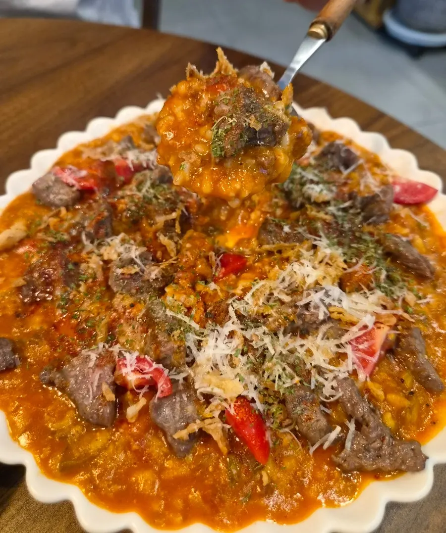 큼직한 소고기가 들어간 토마토 리조또 클로즈업