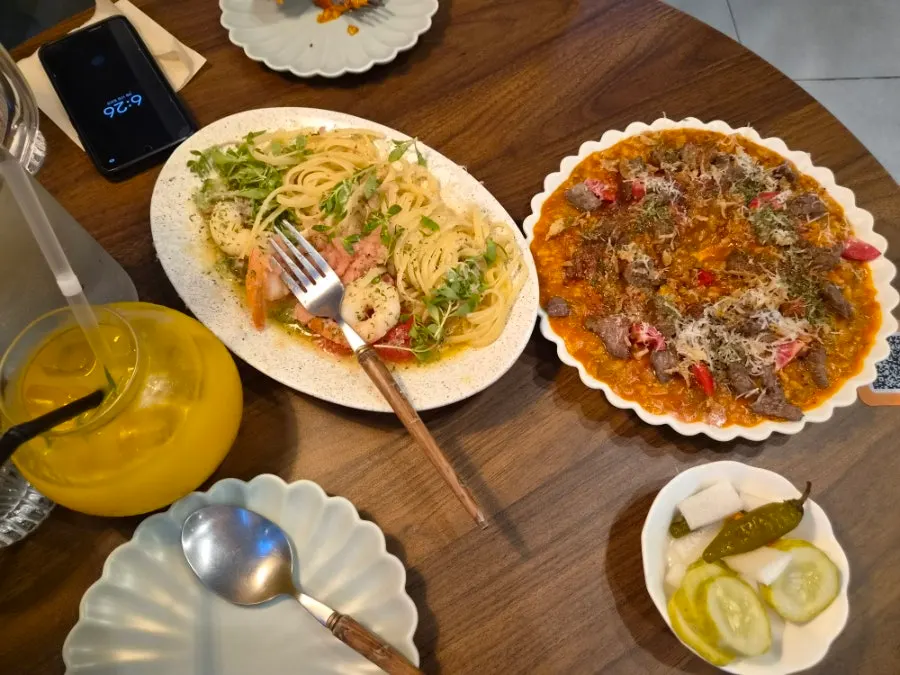 절반쯤 먹은 비프토마토리조또 접시