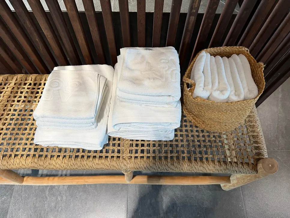 웰컴 과일과 커피 드립백이 놓인 테이블