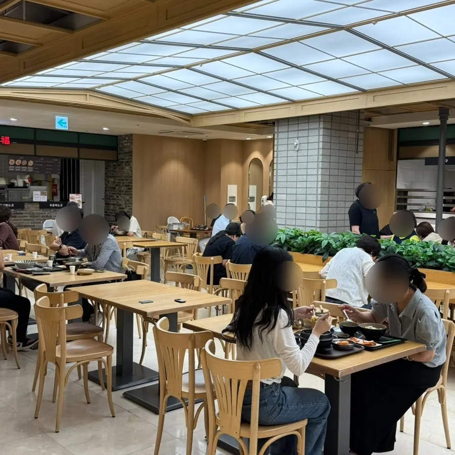百貨店地下フードコートの開放的な席のスペース