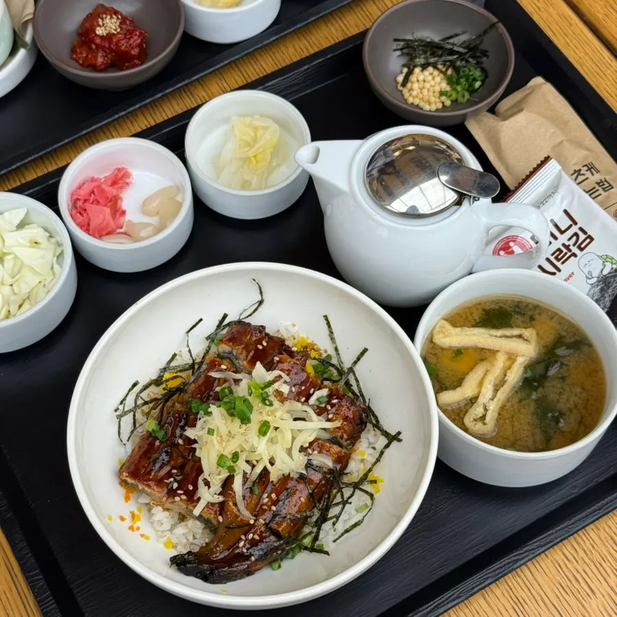 うな丼とキャベツの浅漬け、ペクキムチ、お吸い物、お茶漬け用出汁