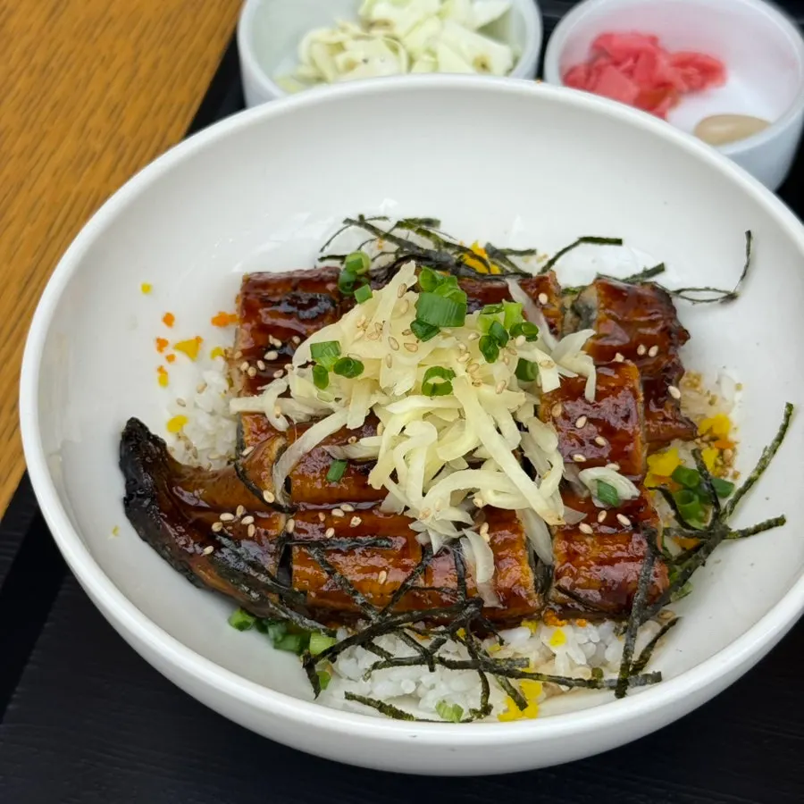 丸ごとのった鰻丼のクローズアップ