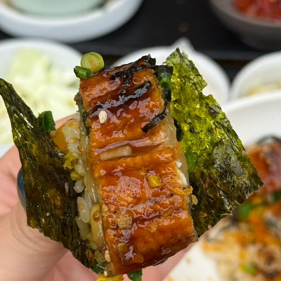 海苔にのせたうなぎとご飯一切れ