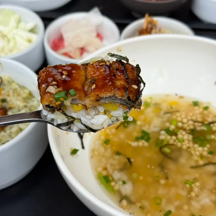 鰹節出汁を注いだうなぎのお茶漬け