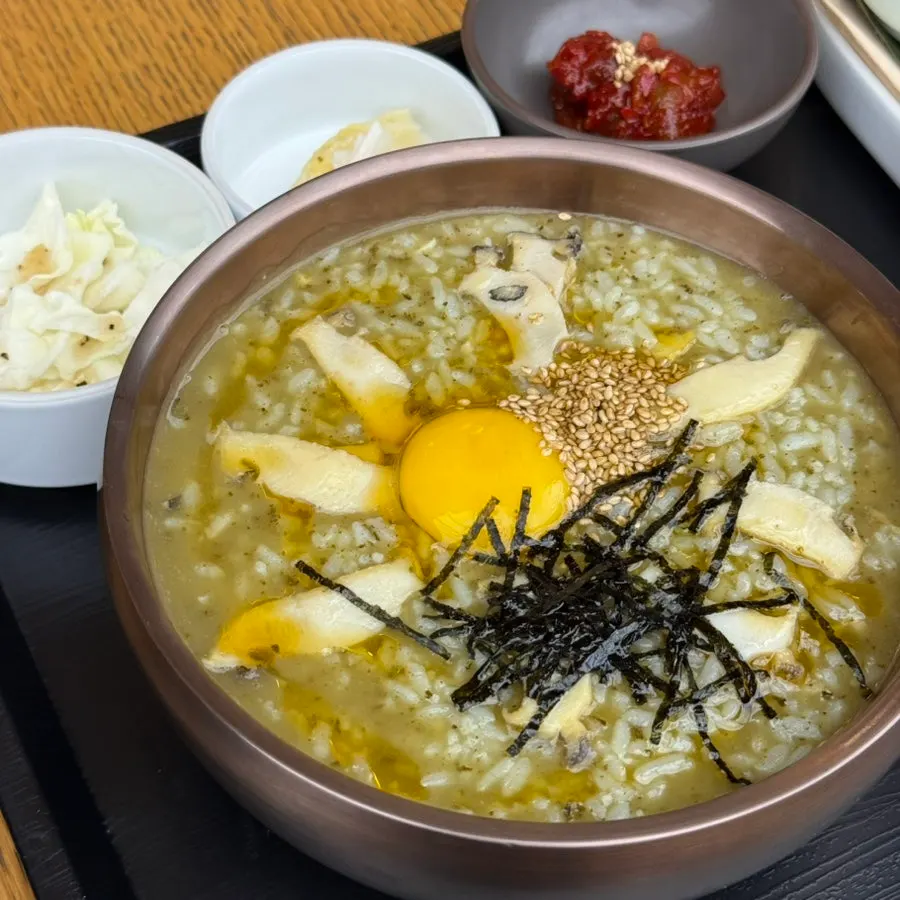 アワビの内臓をすり込んだ緑がかったアワビ粥