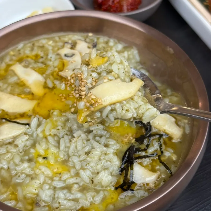 黄身を混ぜた表苦アワビ粥のひとさじ