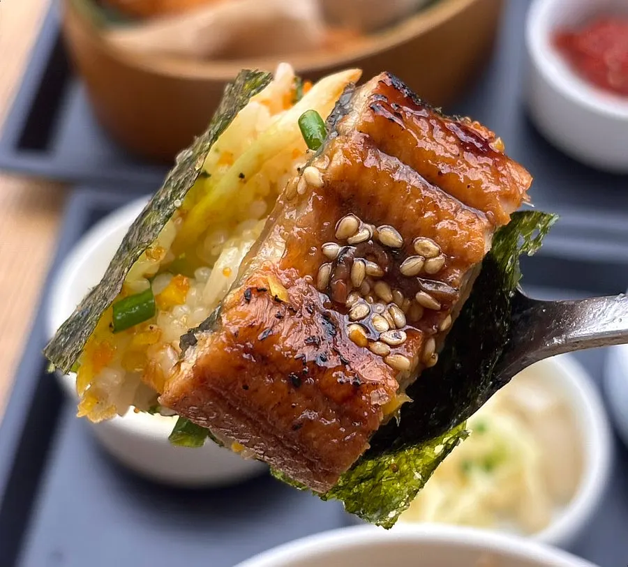 Wrapping rice and eel in seaweed to eat