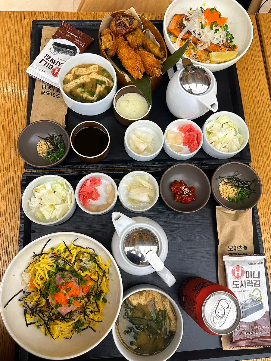 테이블에 차려진 오차즈케 덮밥과 모둠튀김 상차림